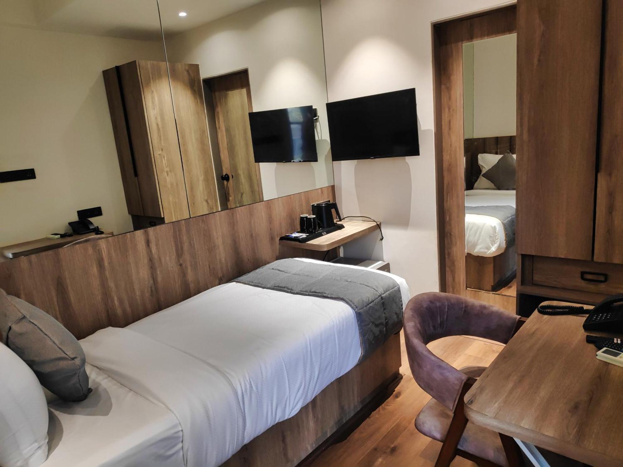Maxxvalue Hotel Midc - Andheri Mumbai Bagian luar foto